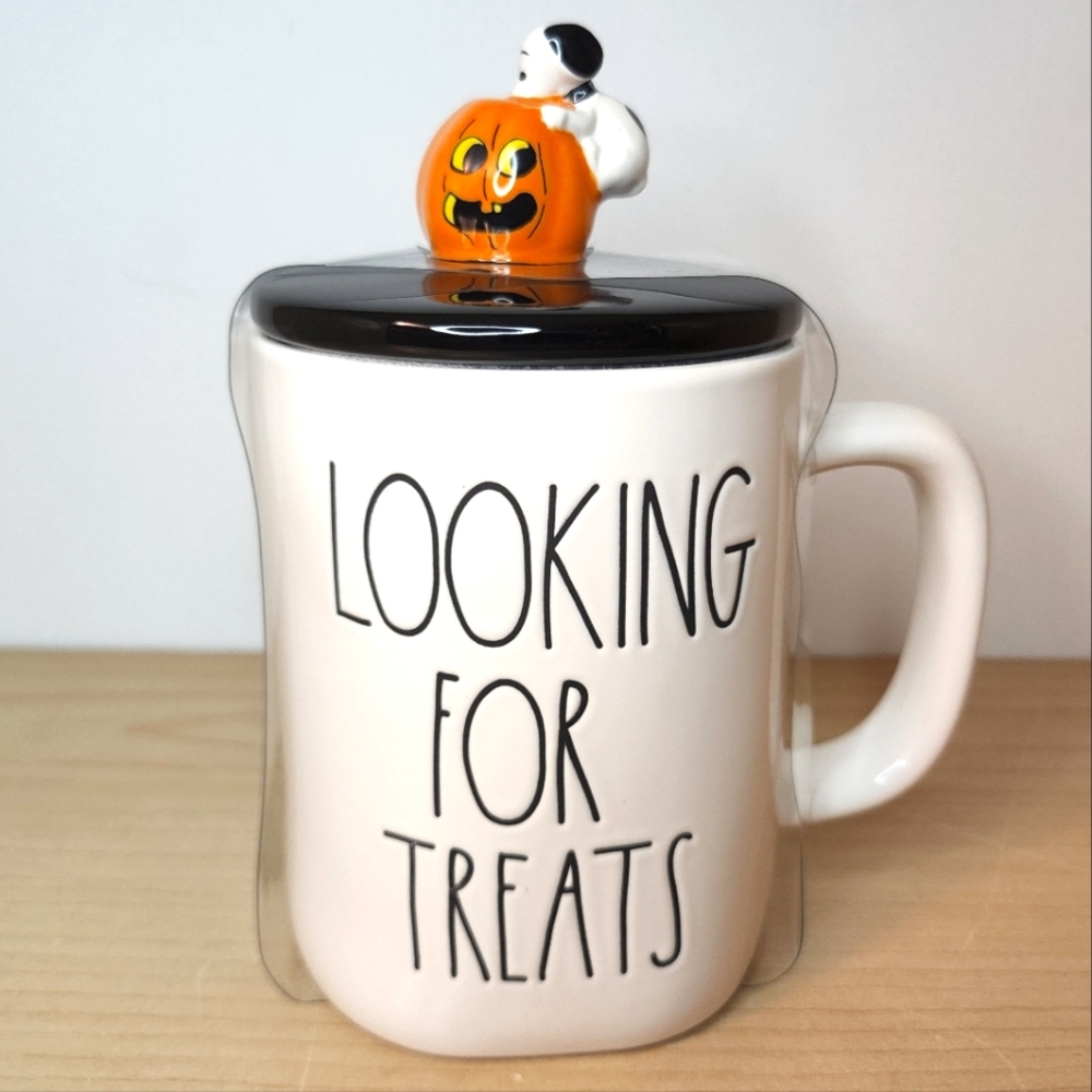 🆕️ Rae Dunn Peanuts Snoopy Looking For Treats Halloween Fall Topper Mug